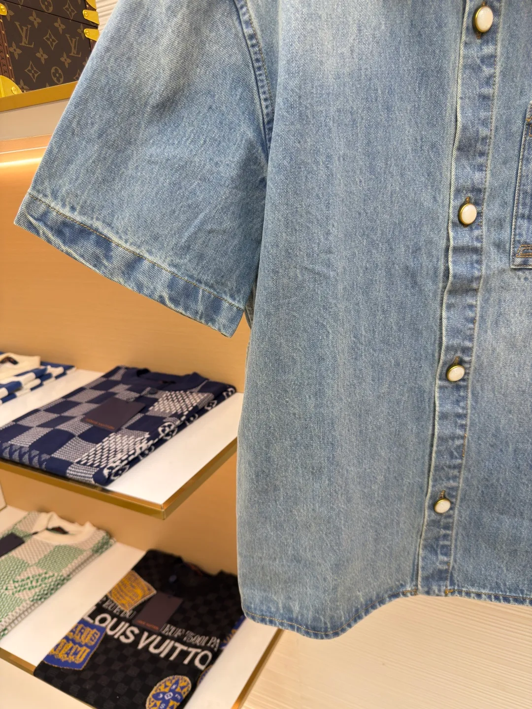 LOUIS VUITTON logo denim short-sleeved jacket ●Authentic product: Purchased and developed for 10800 ●Item number: 1680175-B10 ●Fabric: Denim denim ●Technology: Heavy enzyme wash ●Version: Fitted version ●Size: S-ML-XL ●Weight: about 675g ●Description: The overall wiring is straight and delicate, the fabric is comfortable and soft, the color is consistent and there is no color difference Can be matched with the same style to create a fashionable look, suitable for various occasions, customized accessories, complete with three standards, same style for men and women